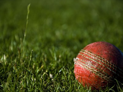 F1赛车在赛道上飞驰的动感画面