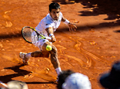 网球运动员在红土场上击球的动作